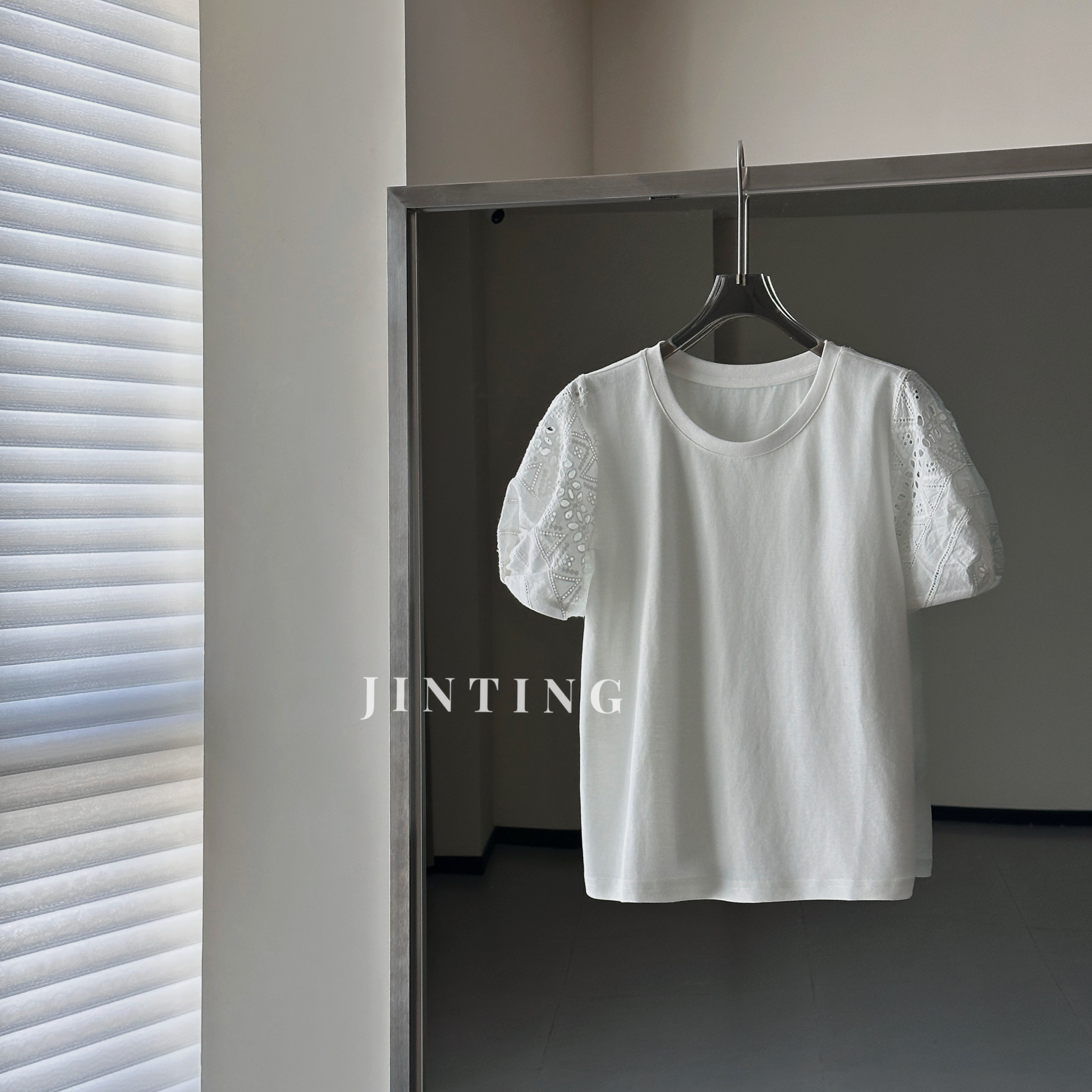 今婷夏季钩花镂空蕾丝拼接气质百搭圆领纯棉短袖T恤-L25221315