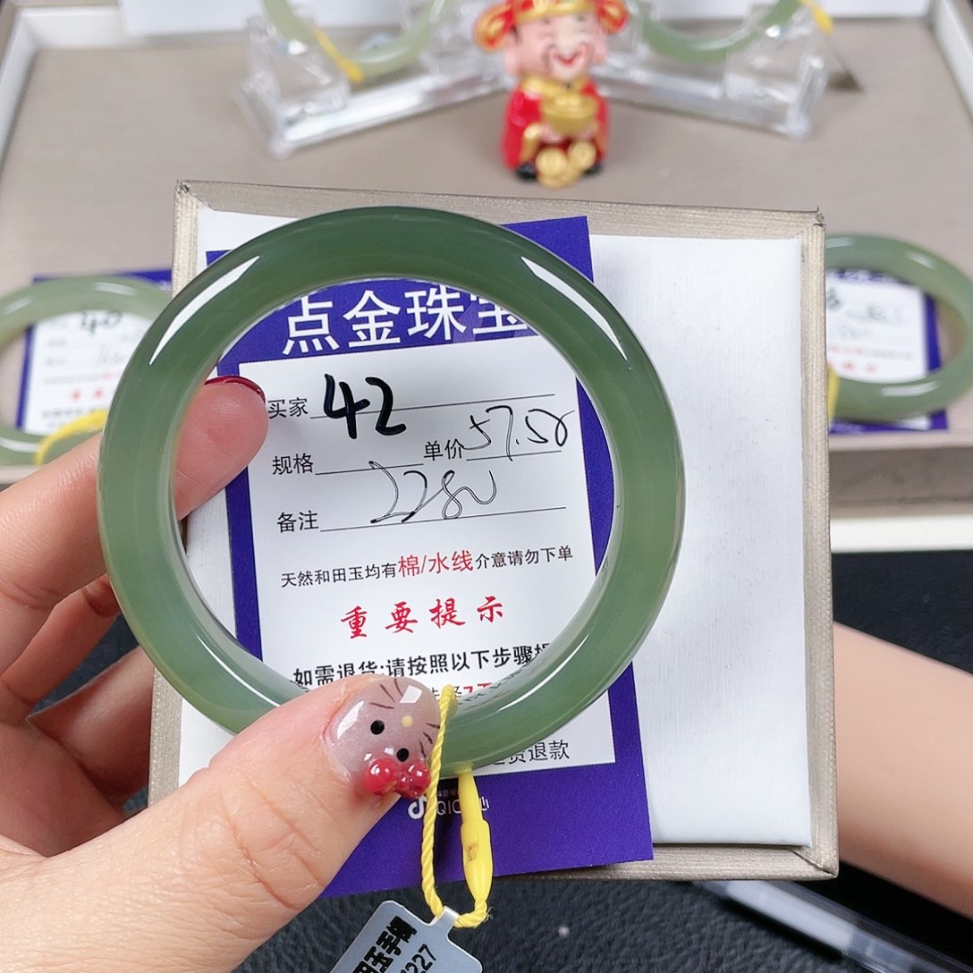 和田玉手镯未镶嵌