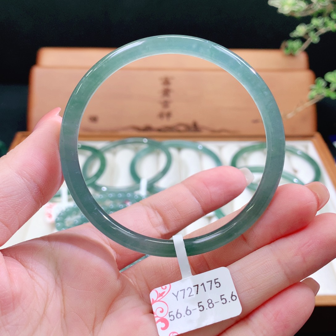 翡翠手镯未镶嵌天然