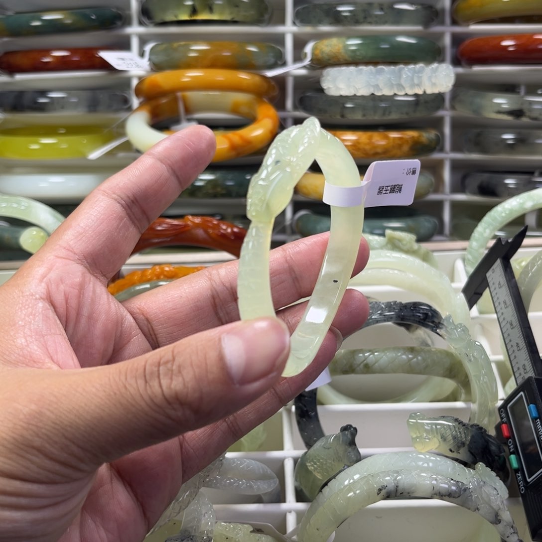 蛇纹石玉手镯未镶嵌