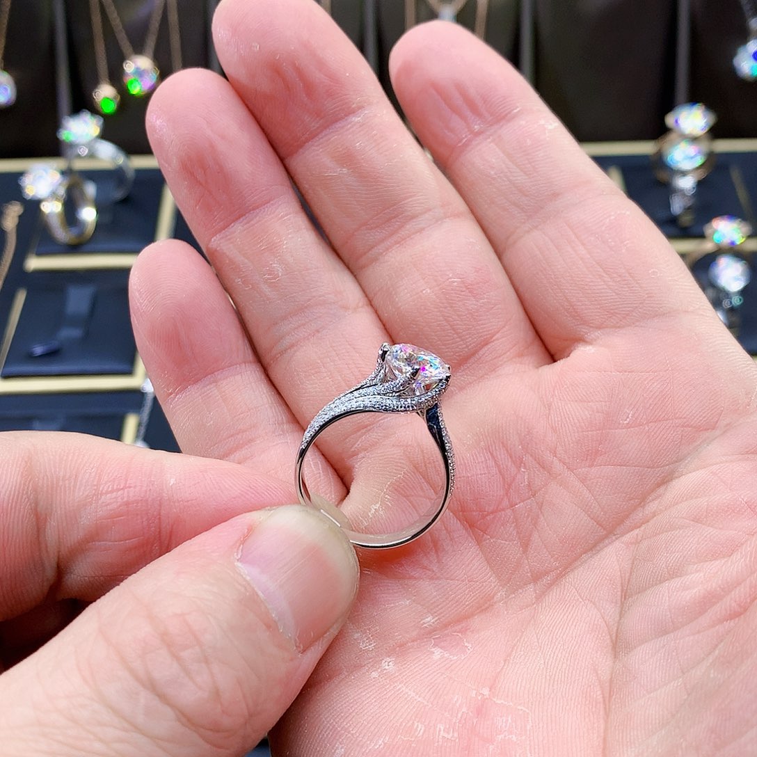 合成碳硅石（莫桑石）戒指/指环18K金镶嵌该**说