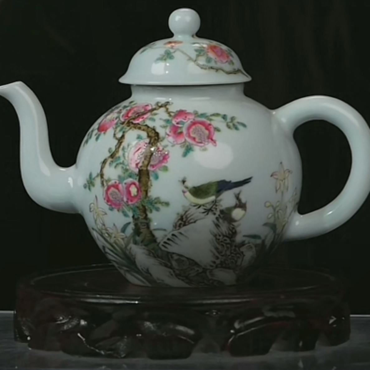 M粉彩洞石花鸟纹执壶