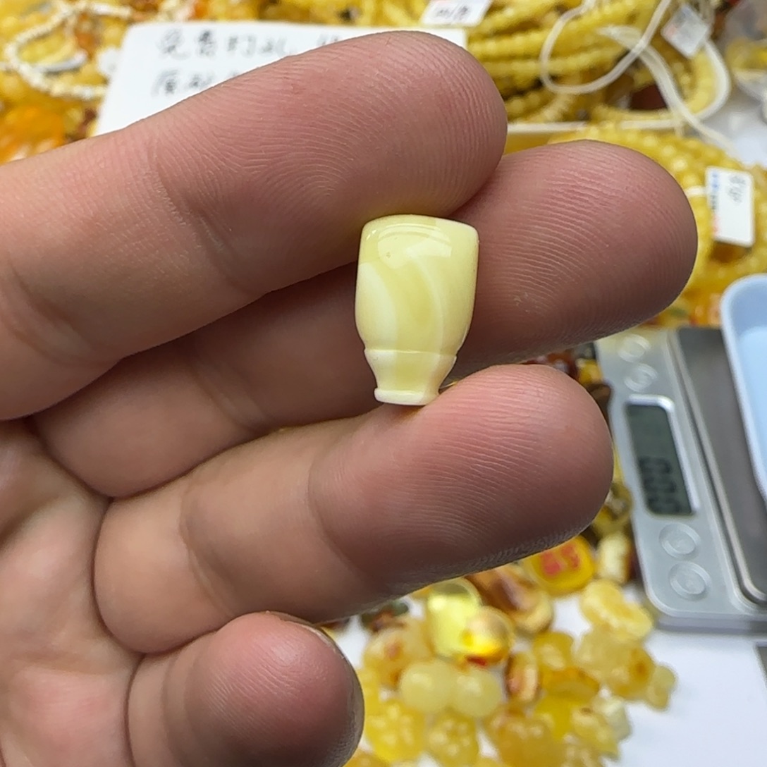 琥珀未镶嵌裸石0.84克克有瑕01