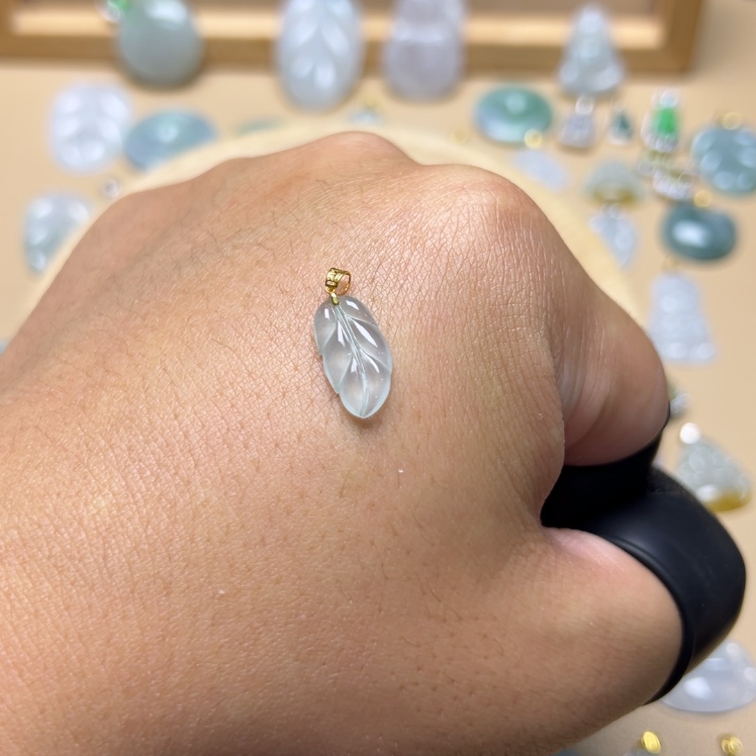 翡翠颈饰18K金镶嵌叶子