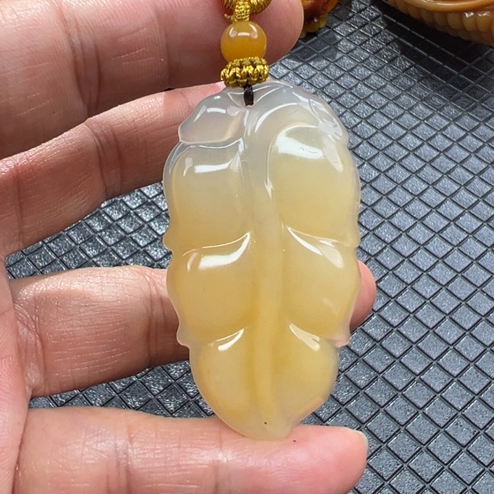 石英质玉（黄龙玉）颈饰未镶嵌