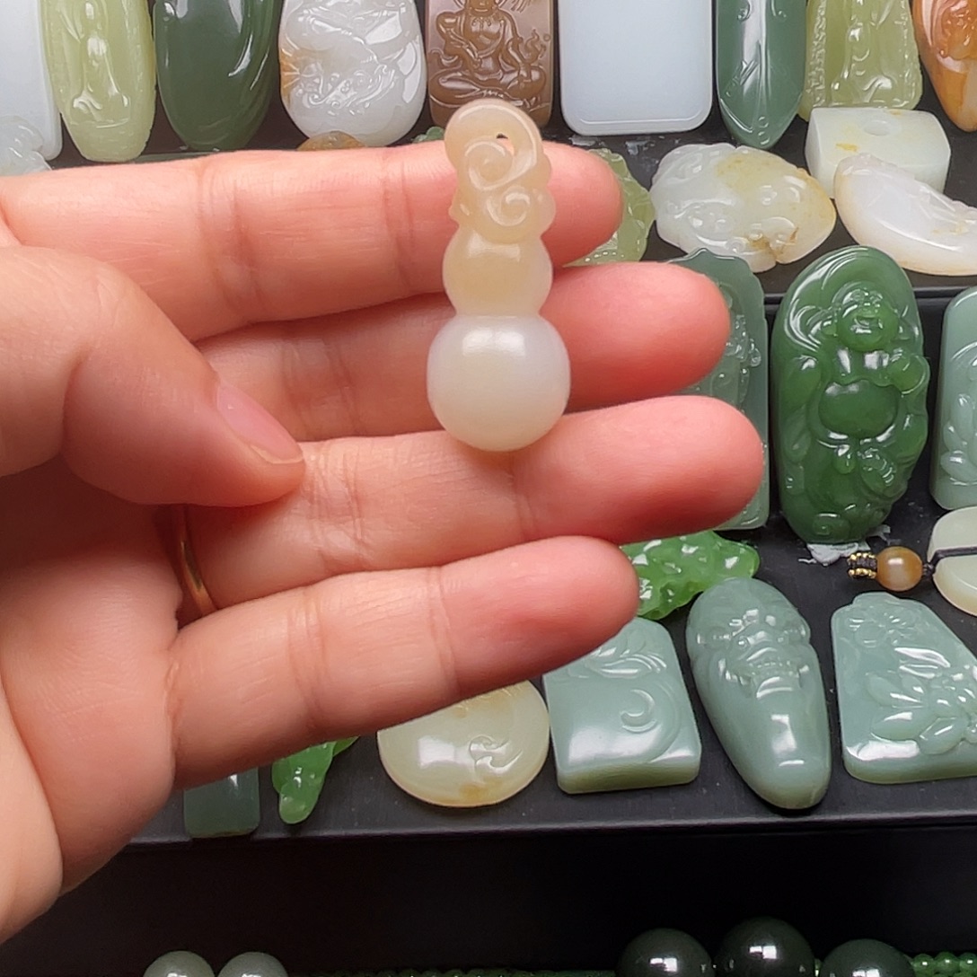 E***叶和田玉未镶嵌颈饰