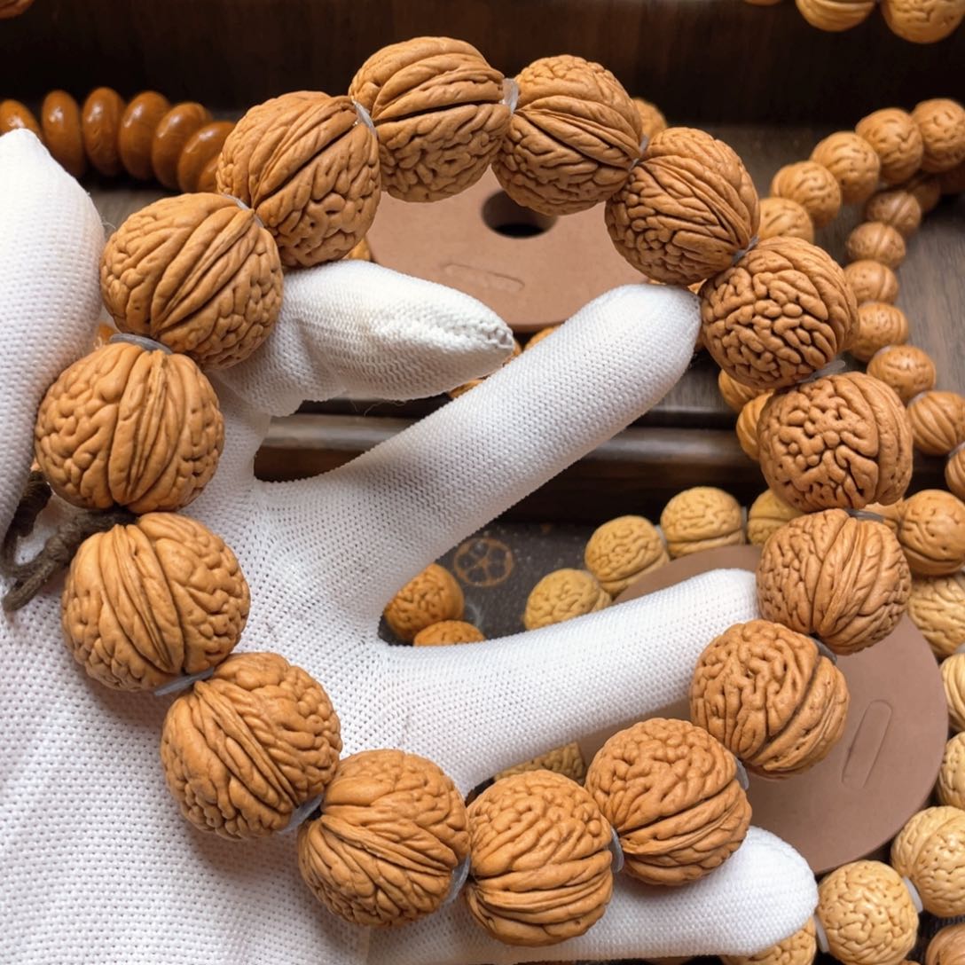 桃核手串阿*龙鳞王手持