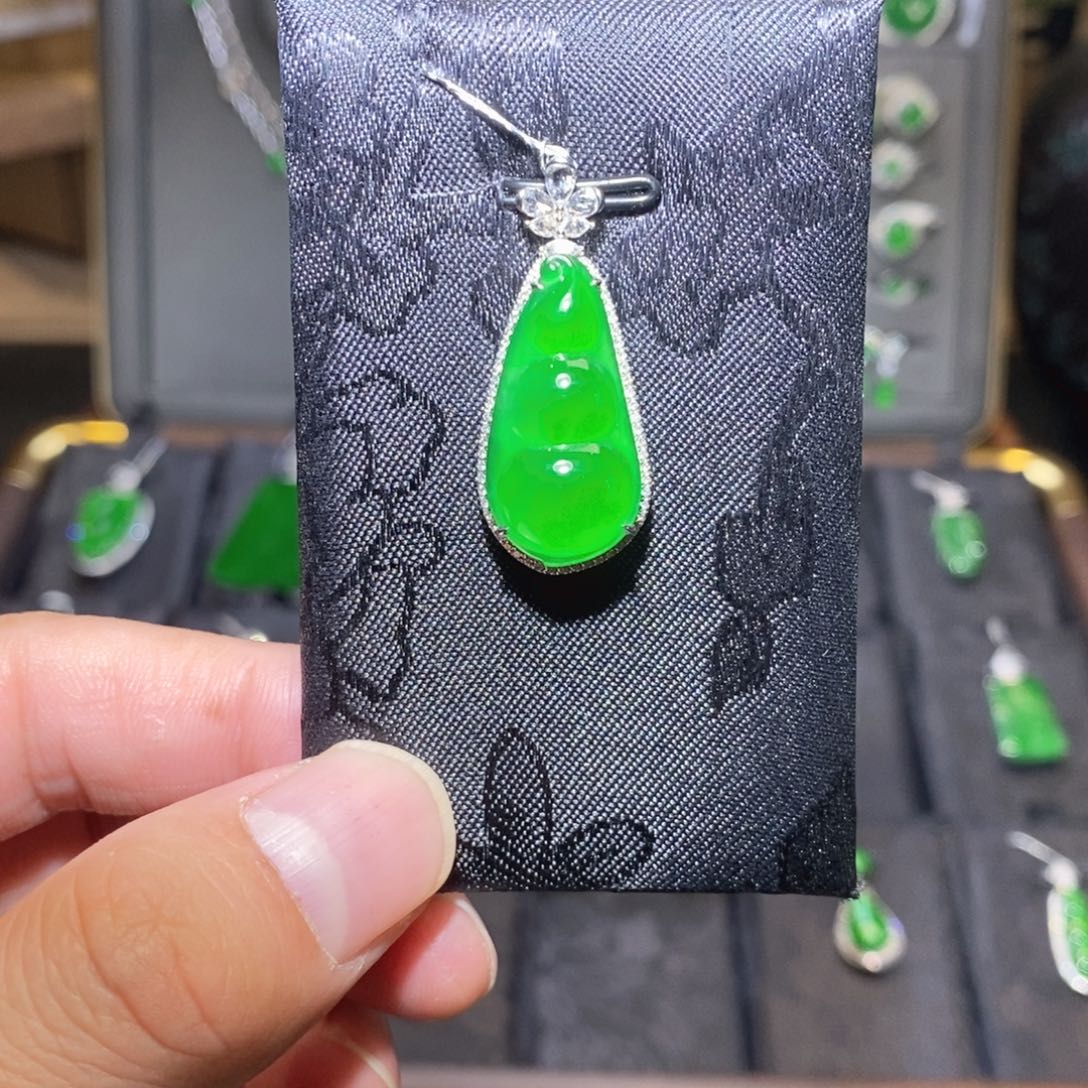 翡翠18K金镶嵌吊坠(不含链)福豆