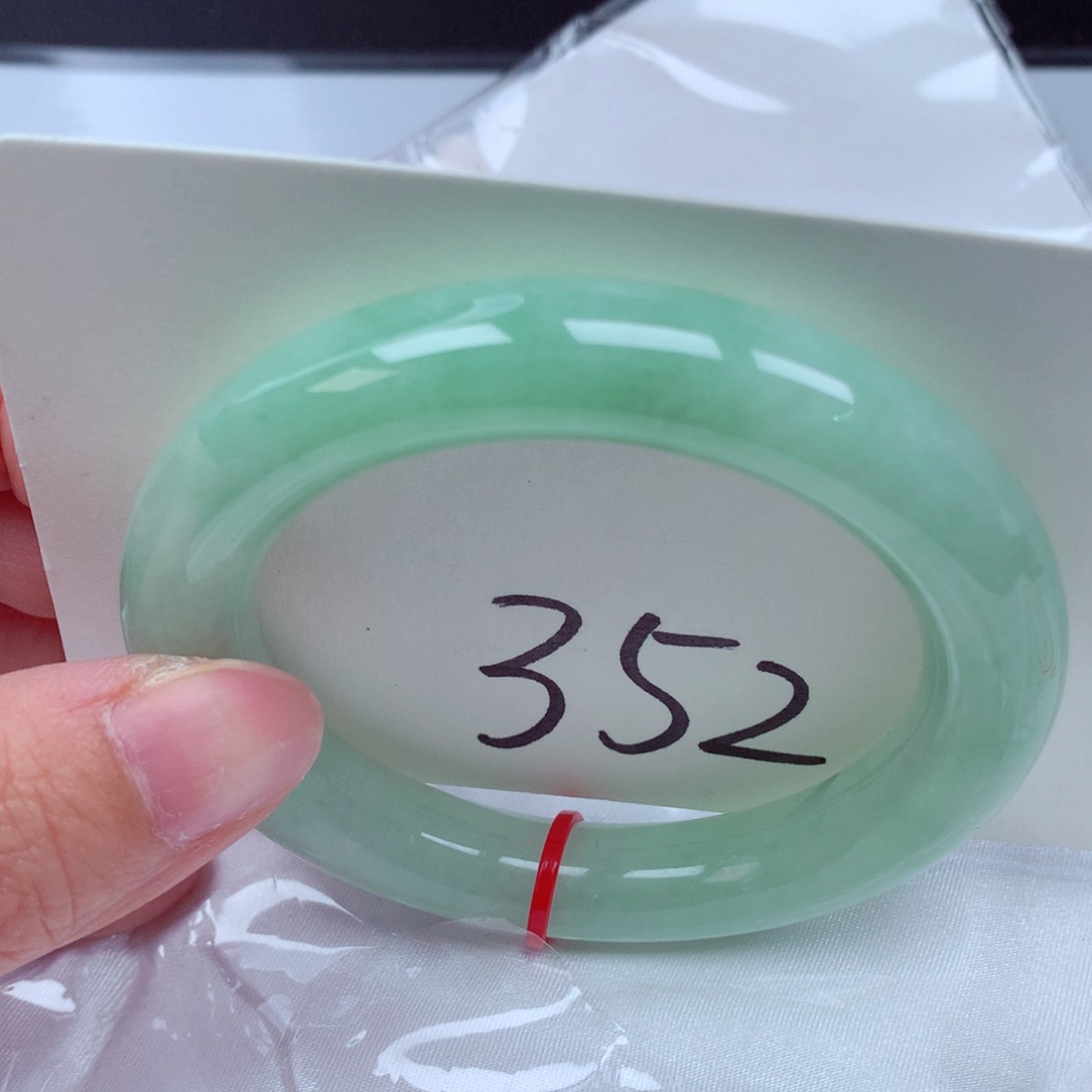 翡翠手镯未镶嵌翡翠