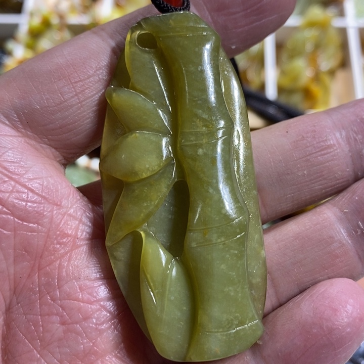 蛇纹石玉颈饰未镶嵌