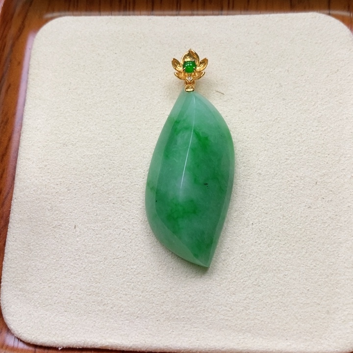 翡翠颈饰未镶嵌吊坠