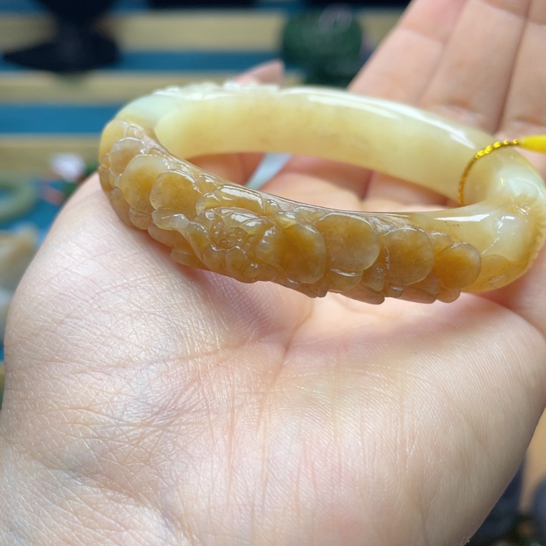 和田玉手镯54圈口。编号72未镶嵌小*坨