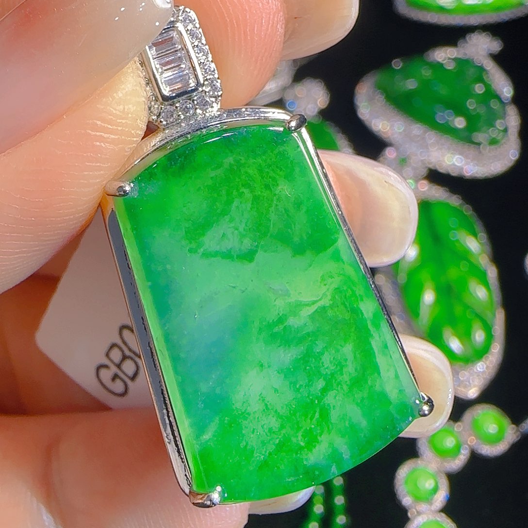 翡翠吊坠(赠链)未镶嵌