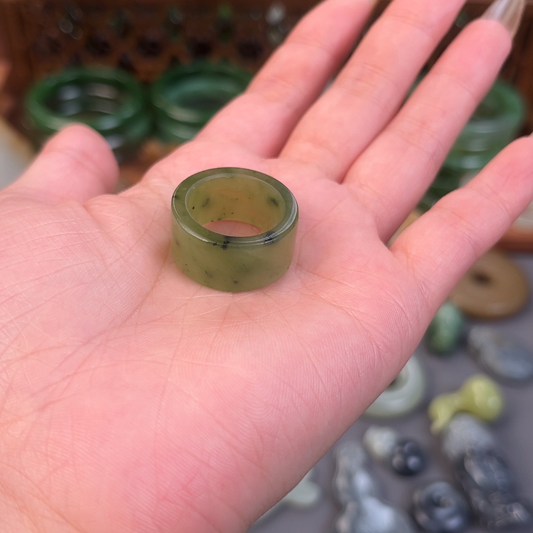 无***好和田玉（糖玉）未镶嵌颈饰