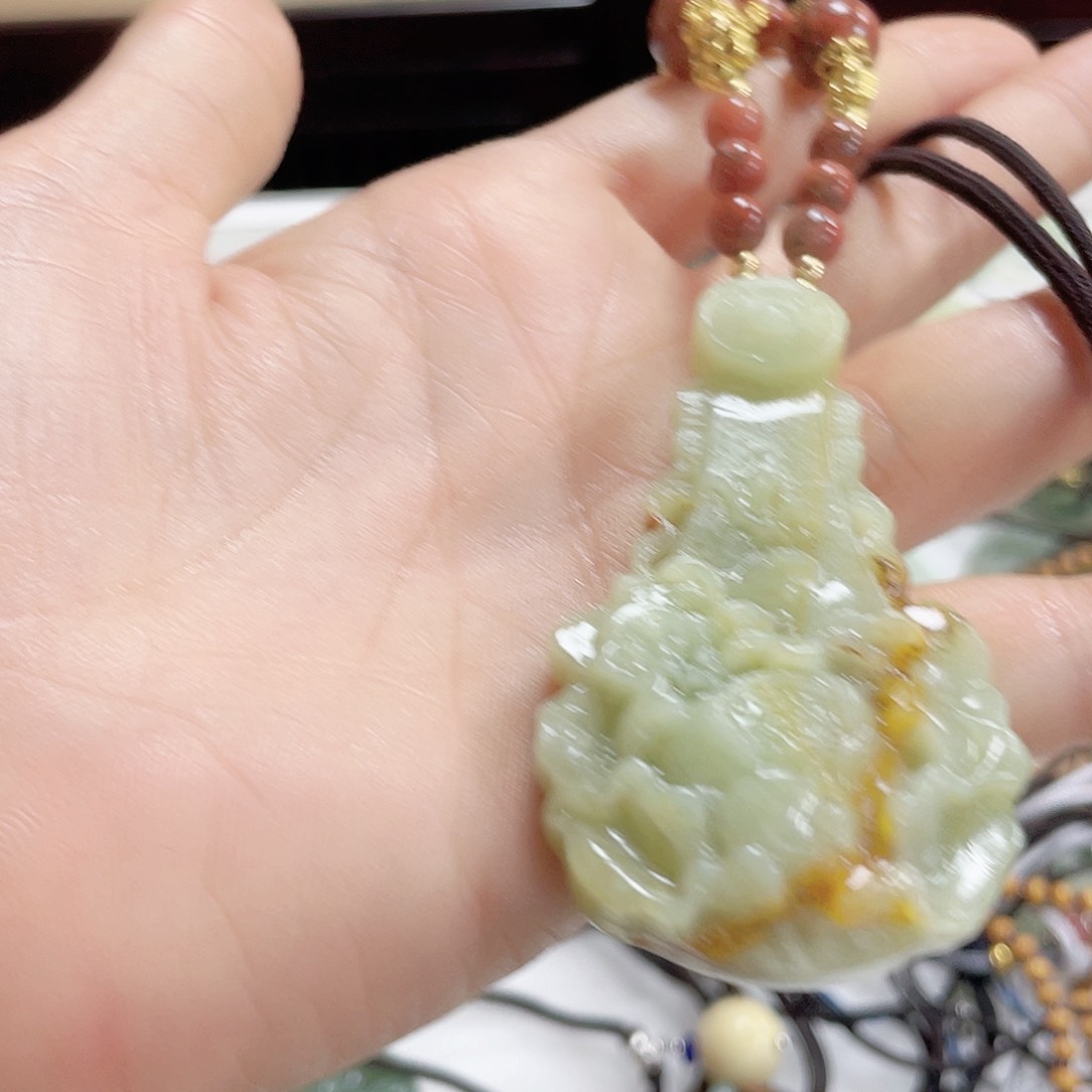 蛇纹石玉颈饰未镶嵌