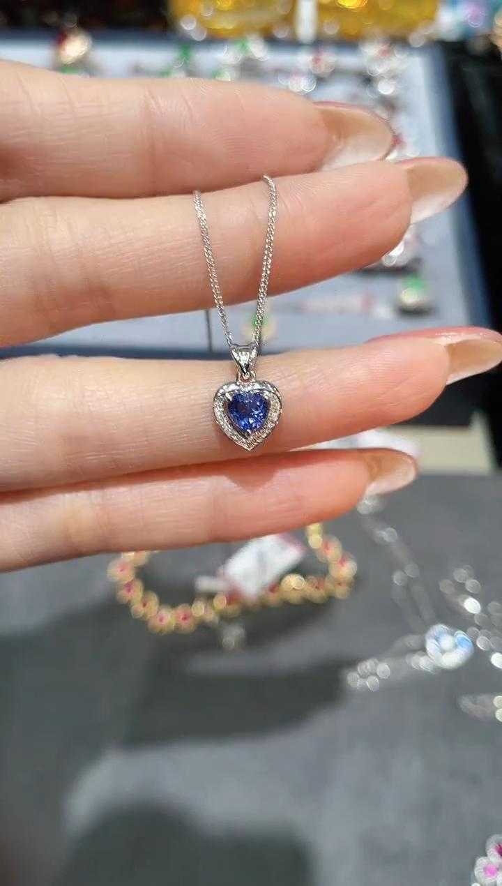 18K金镶嵌蓝宝石项链爱心