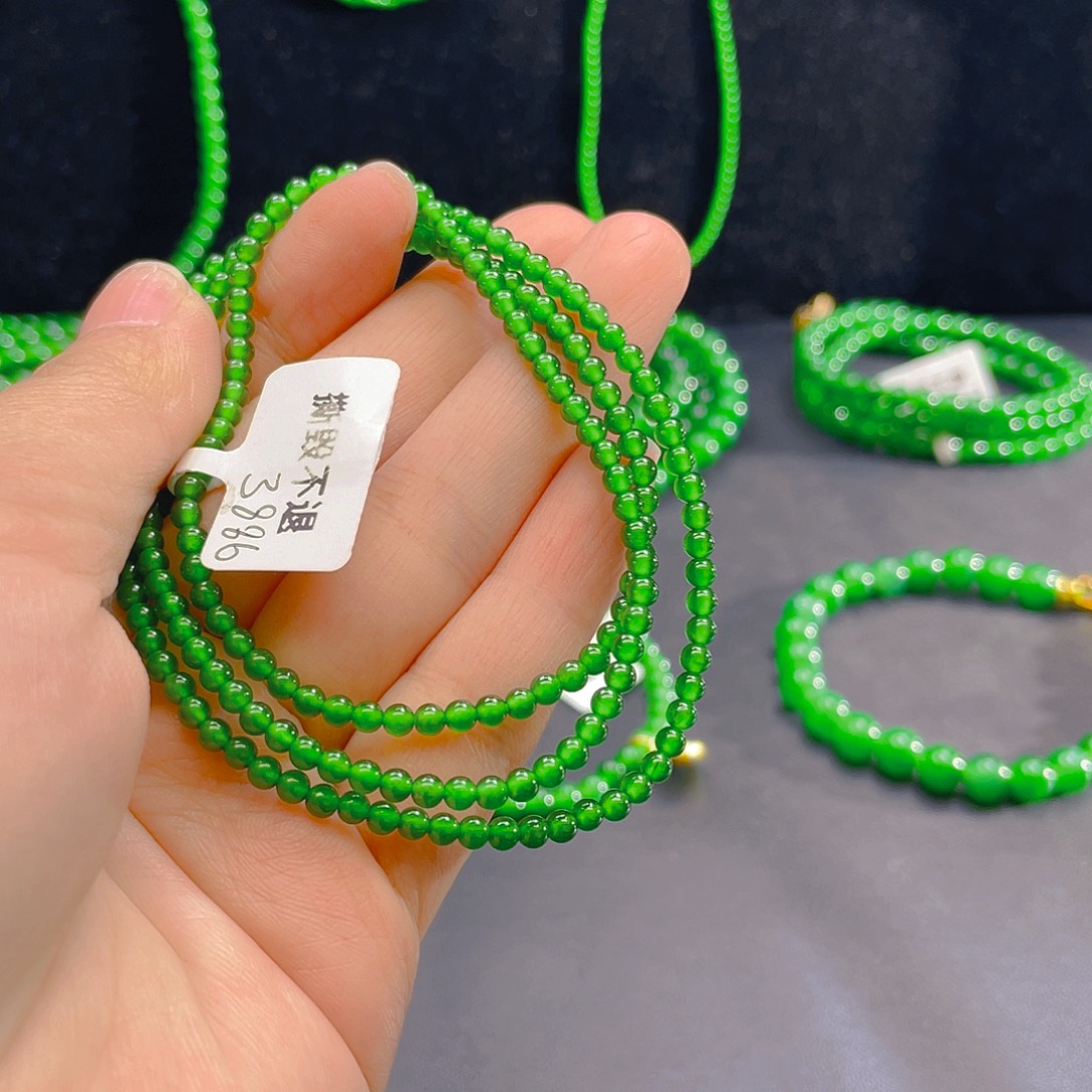 翡翠未镶嵌颈饰    