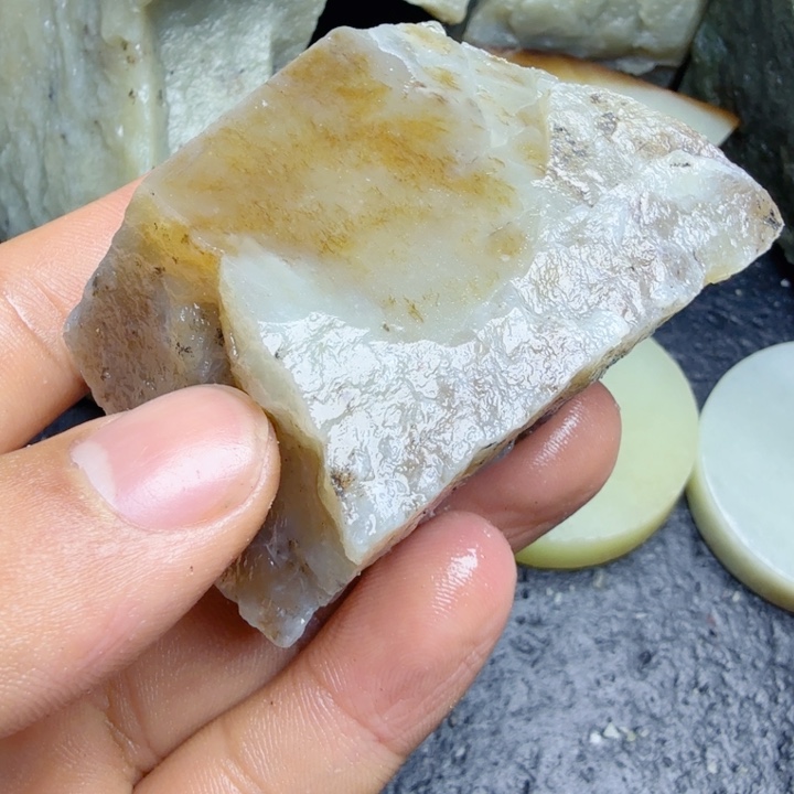 和田玉（糖玉）未镶嵌珠宝奇石