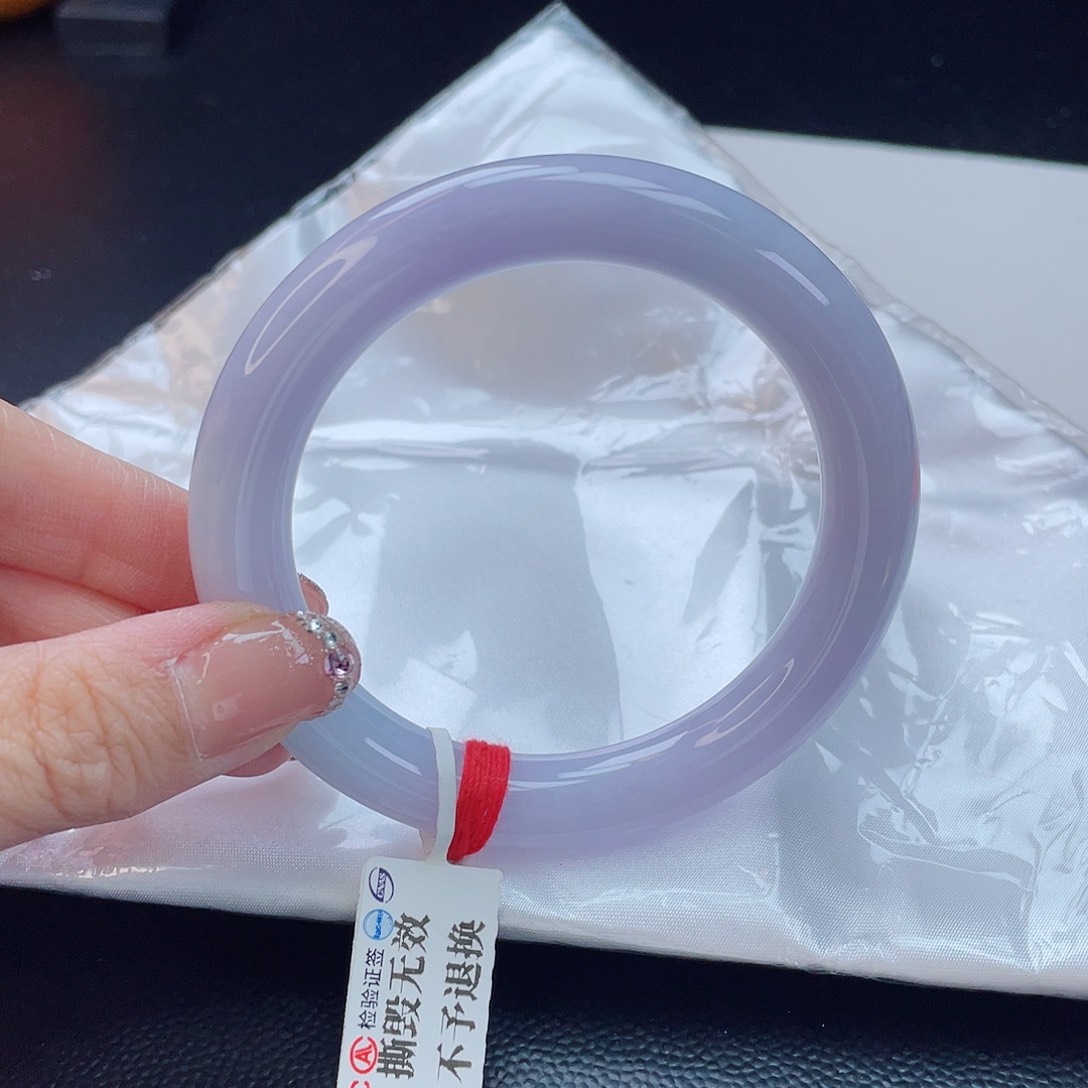 翡翠手镯未镶嵌一***界翡翠