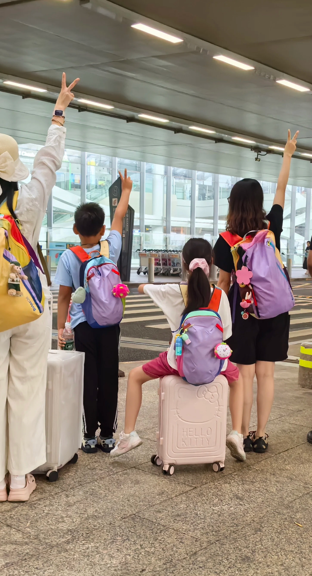 多巴胺儿童背包拼色12L双肩包时尚户外防泼水轻便背包