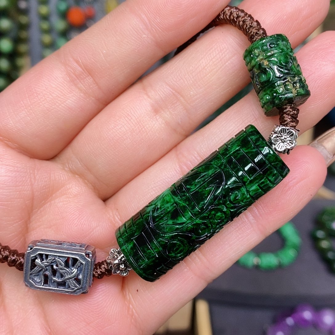 翡翠颈饰未镶嵌漂亮美眉