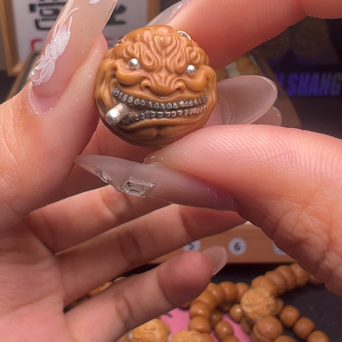 文玩核桃把件镶嵌款小辫烟鬼18左右尺寸全品有正常封口线