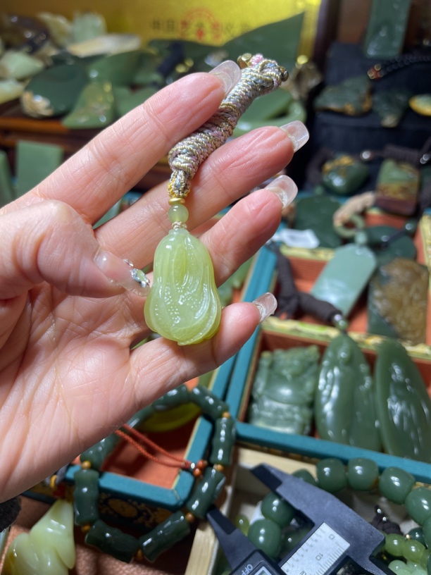 透闪石质玉吊坠雕刻