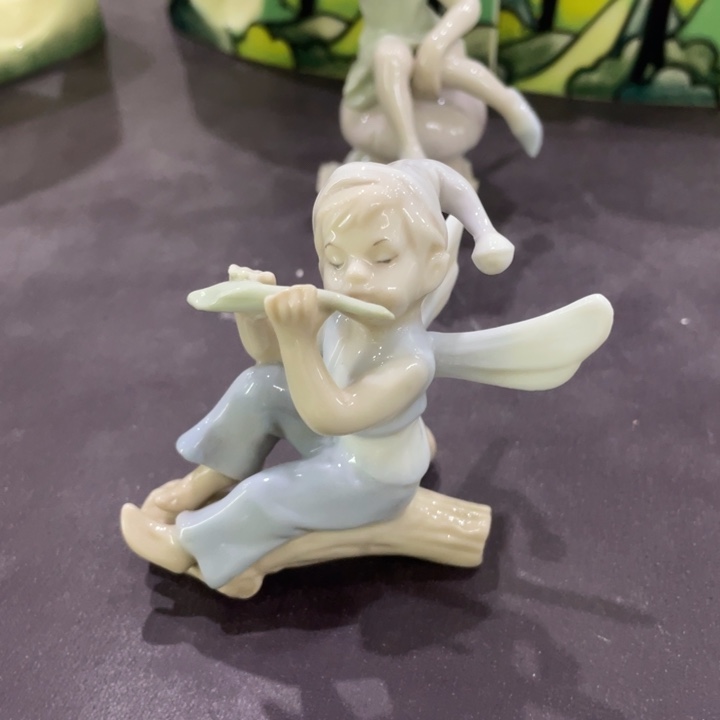 陶小男孩吹笛子一个