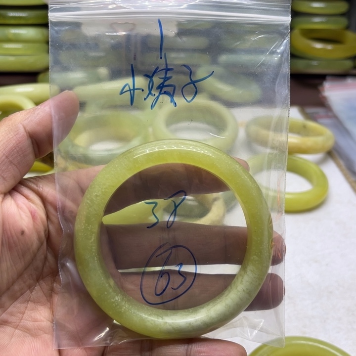 小***、蛇纹石玉未镶嵌手镯