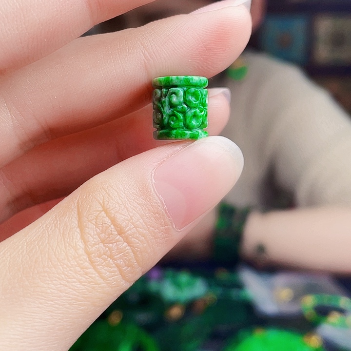 翡翠未镶嵌颈饰多样性