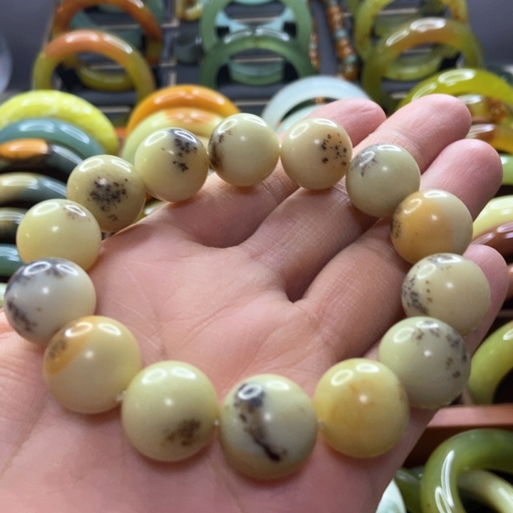 蛇纹石玉手镯未镶嵌