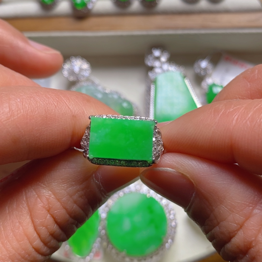 翡翠颈饰银S925镶嵌马鞍女戒