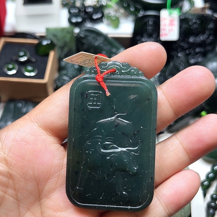 大***糖蛇纹石玉未镶嵌颈饰