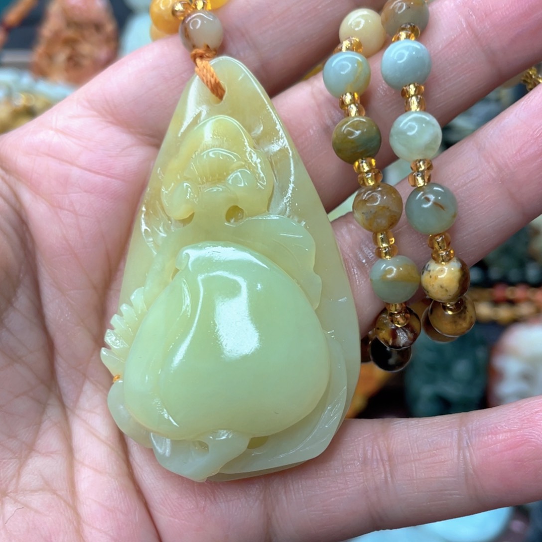 蛇纹石玉颈饰未镶嵌