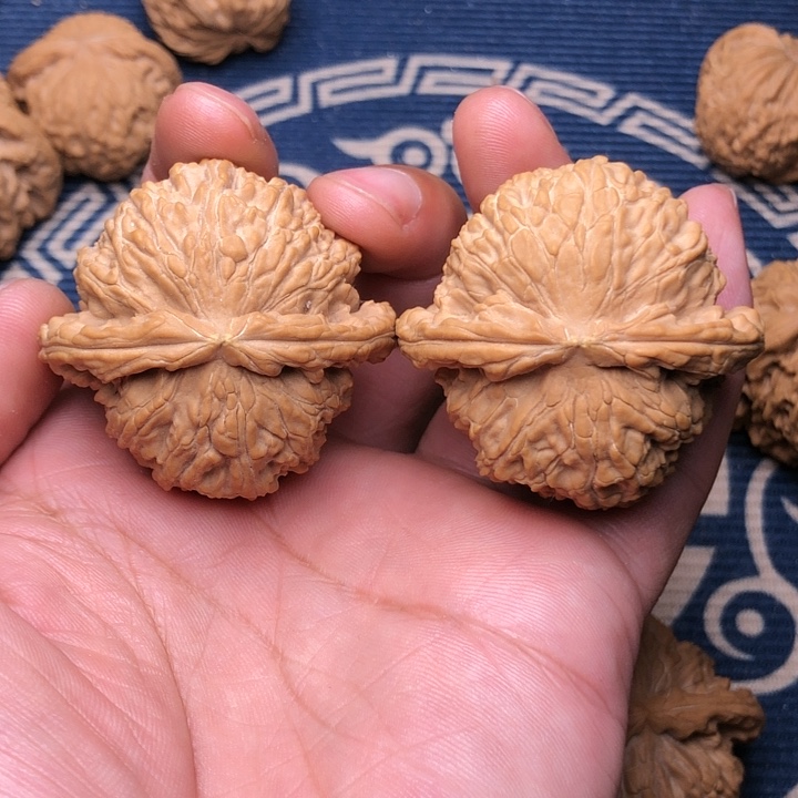 文玩核桃吊坠白狮子