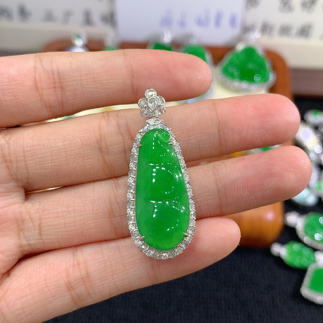 【闪购商品】吊坠(不含链)18K金镶嵌翡翠福豆