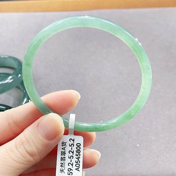 翡翠未镶嵌手镯（圆镯）