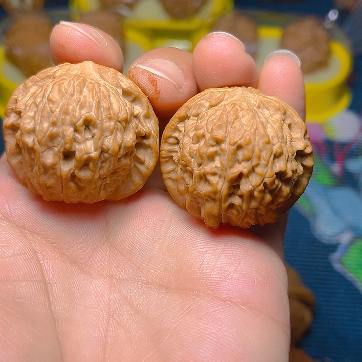 文玩核桃吊坠红豆