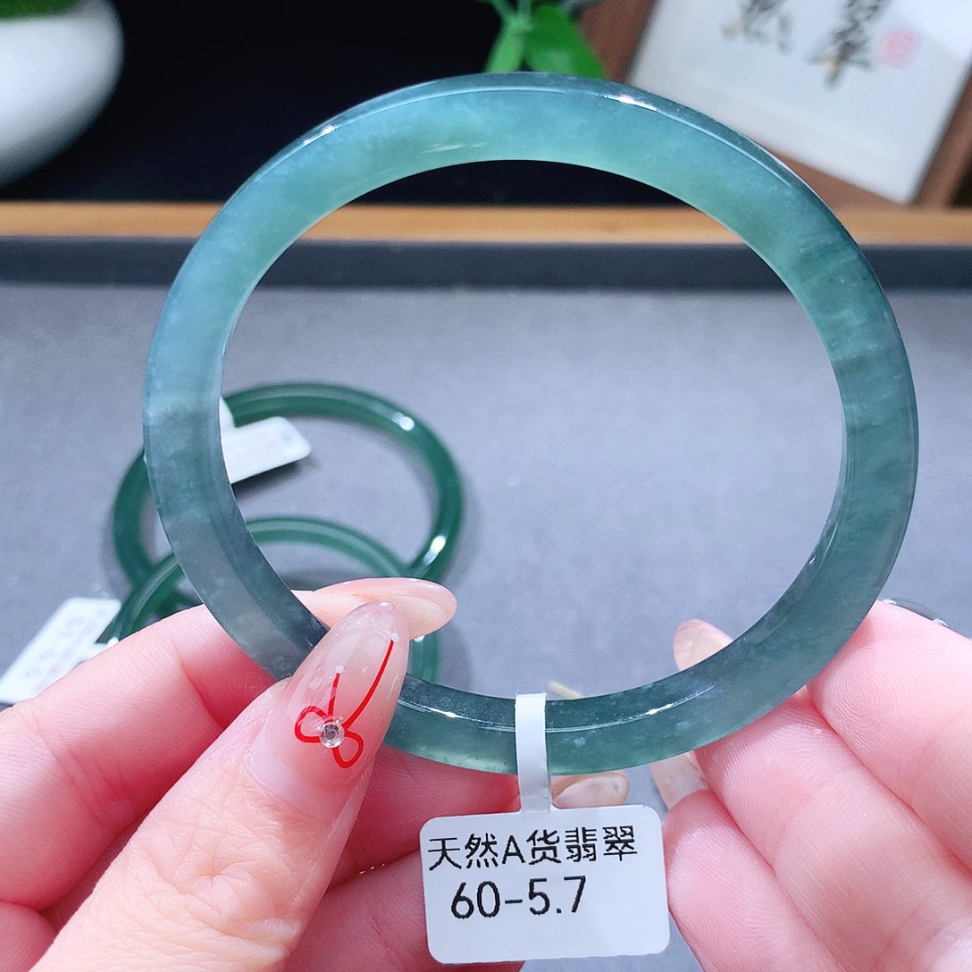 翡翠未镶嵌手镯（圆镯）