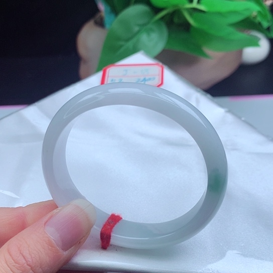 翡翠手镯未镶嵌       贵妃53 白底飘蓝花