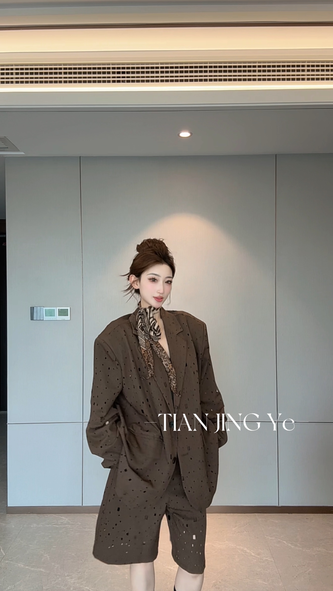 JINGYE/ 25 深咖色翻领宽松烫钻镂空西装配套裤子套装~