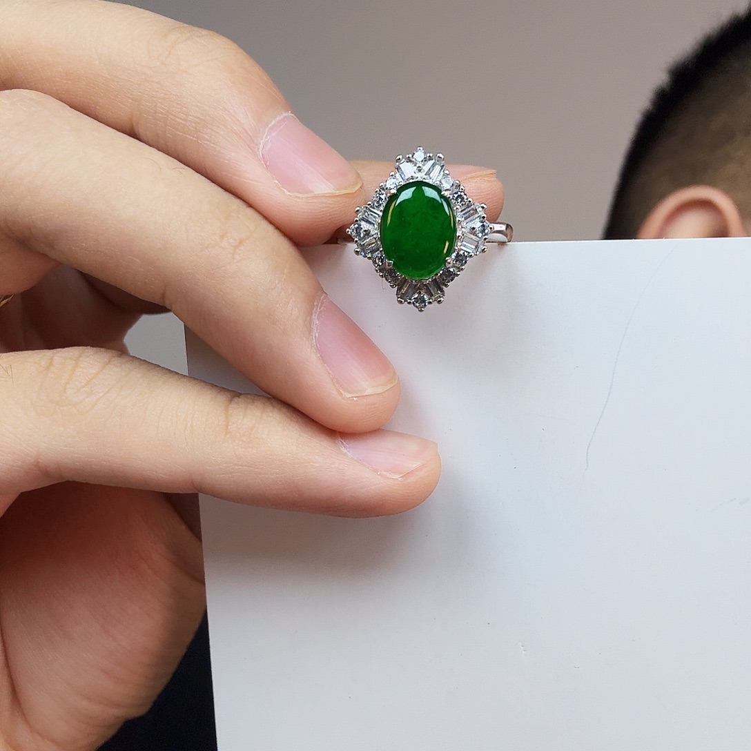 翡翠未镶嵌颈饰一件