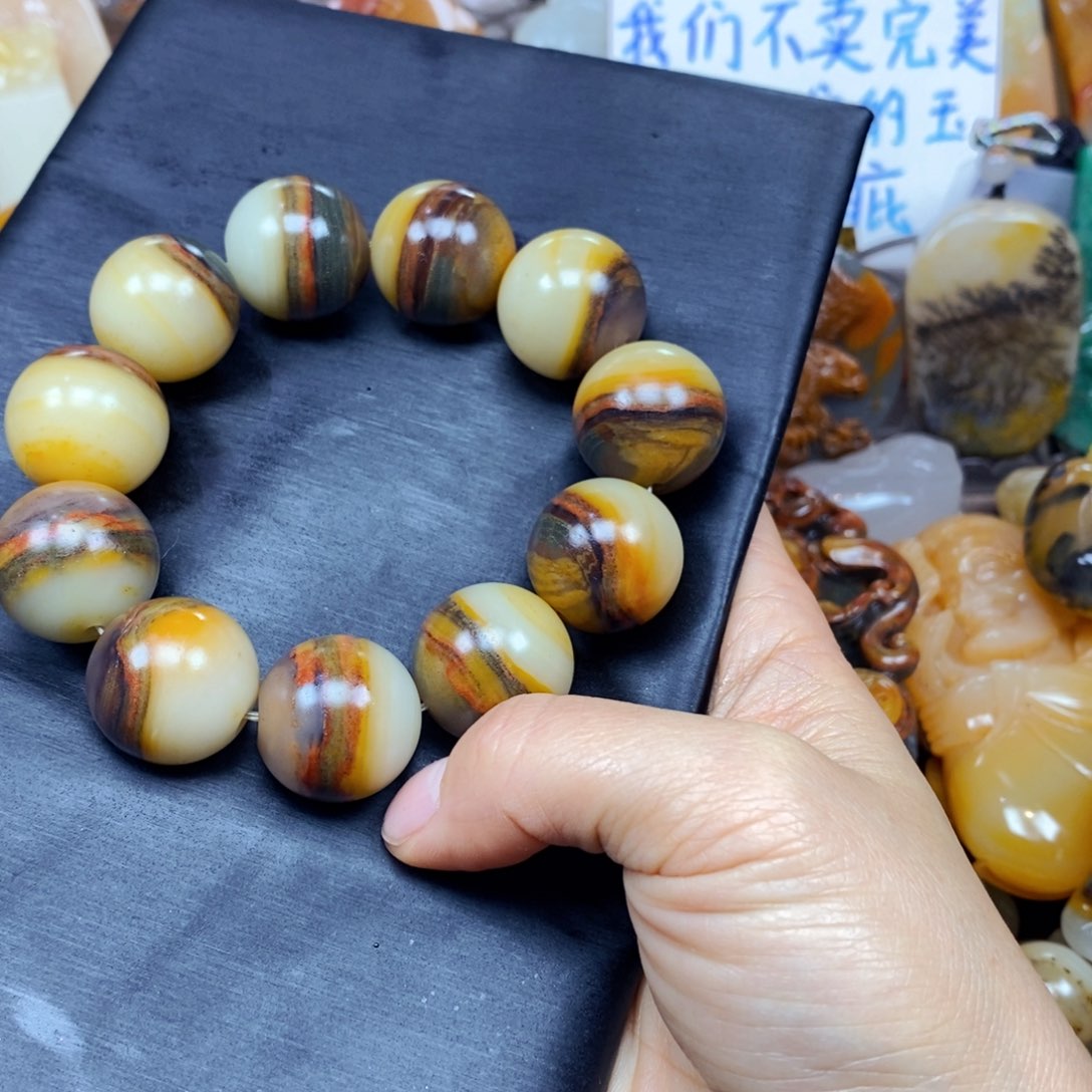 石英质玉（黄龙玉）颈饰未镶嵌