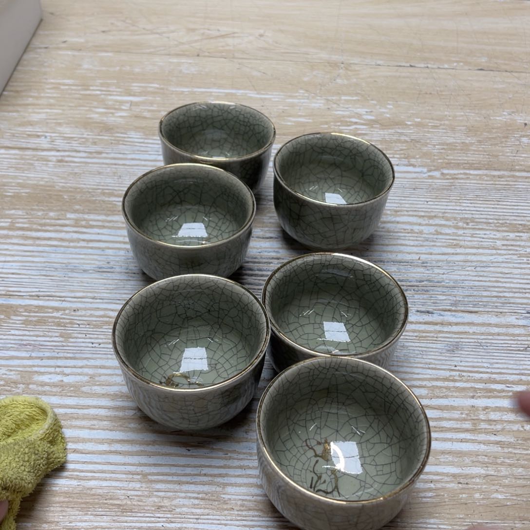 瓷片V**7密密麻麻地排列着一个