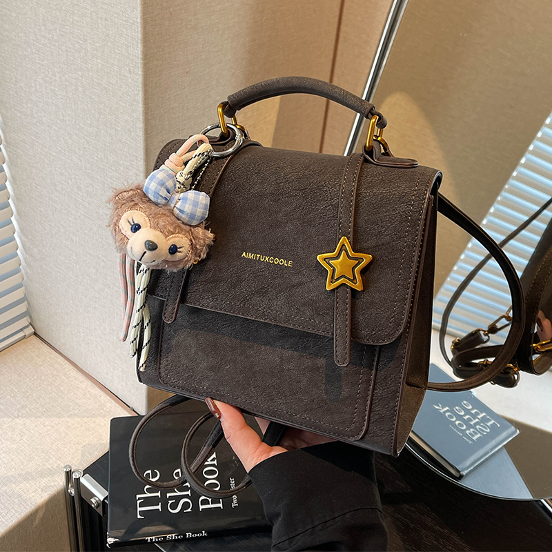 艾米兔 X COOLE女包2026新款日常休闲复古纯色简约学院风双肩包