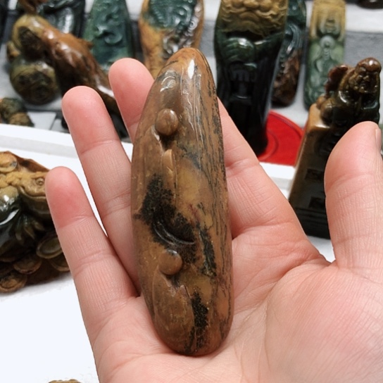 岫岩河磨玉（透闪石质玉）把件未镶嵌育**记