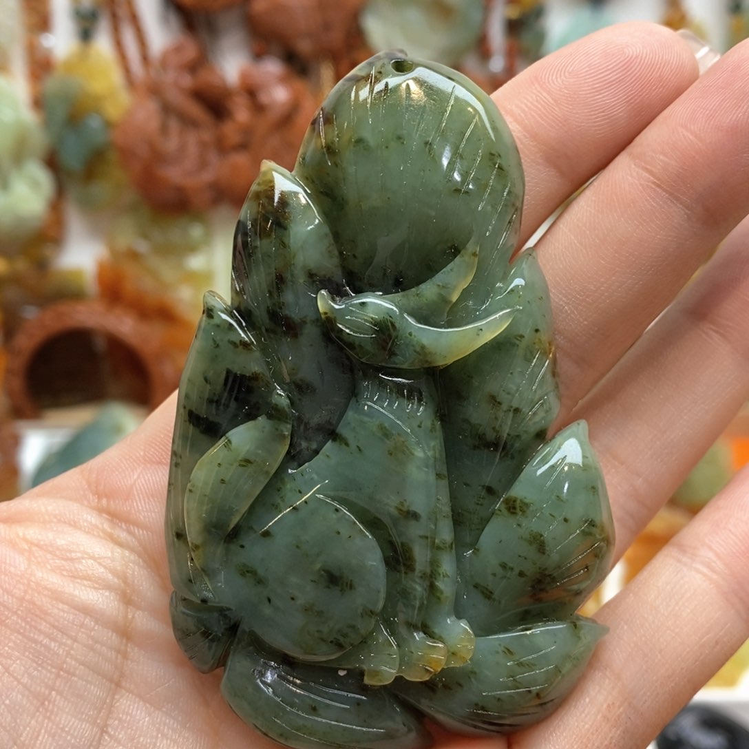 蛇纹石玉颈饰未镶嵌