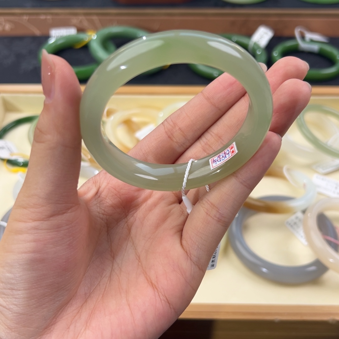 和田玉未镶嵌手镯有微瑕