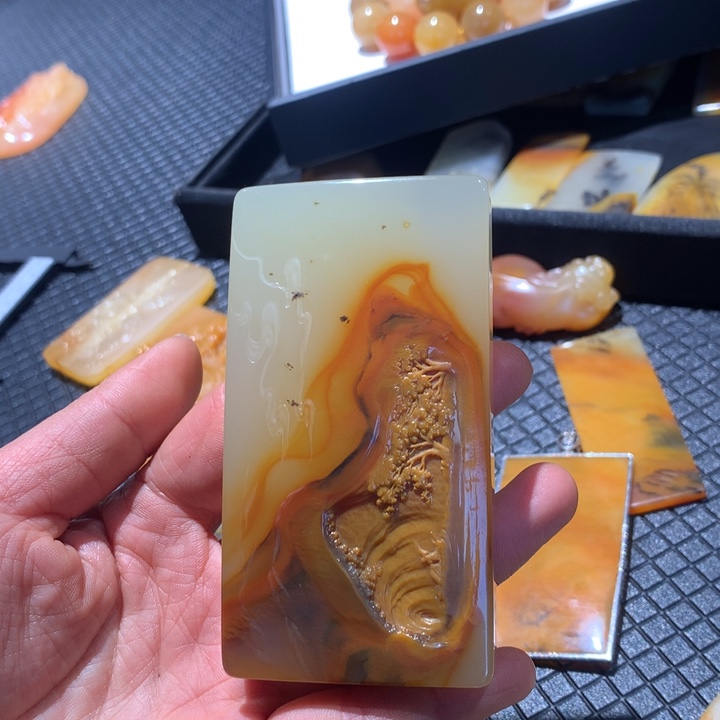 石英质玉（黄龙玉）未镶嵌颈饰