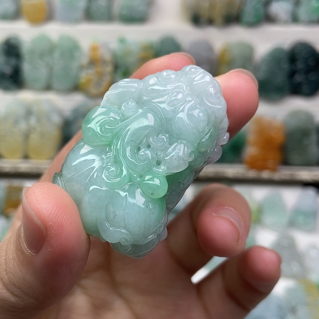 翡翠未镶嵌吊坠(赠链)口含珠